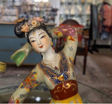 Hand-Painted Porcelain Chinese dancing court figurines Decorative Set