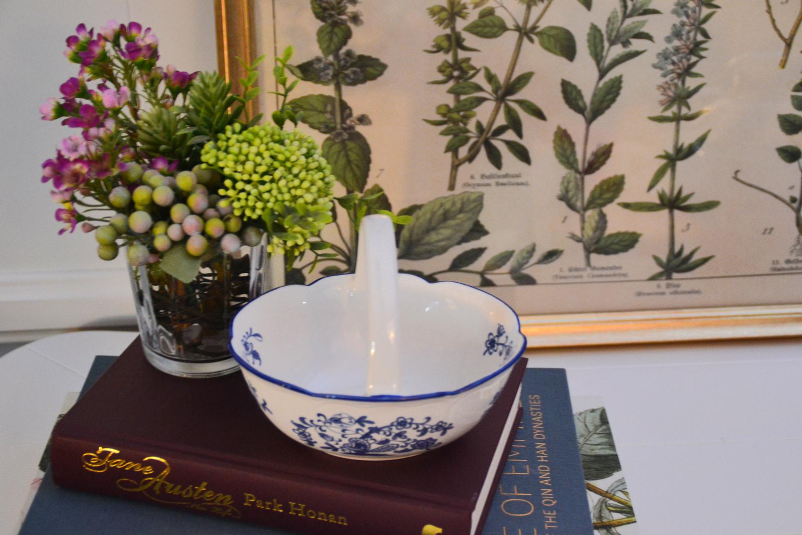 Small Blue and White Porcelain Basket – Japanese-Style Floral Decorative Handle Bowl