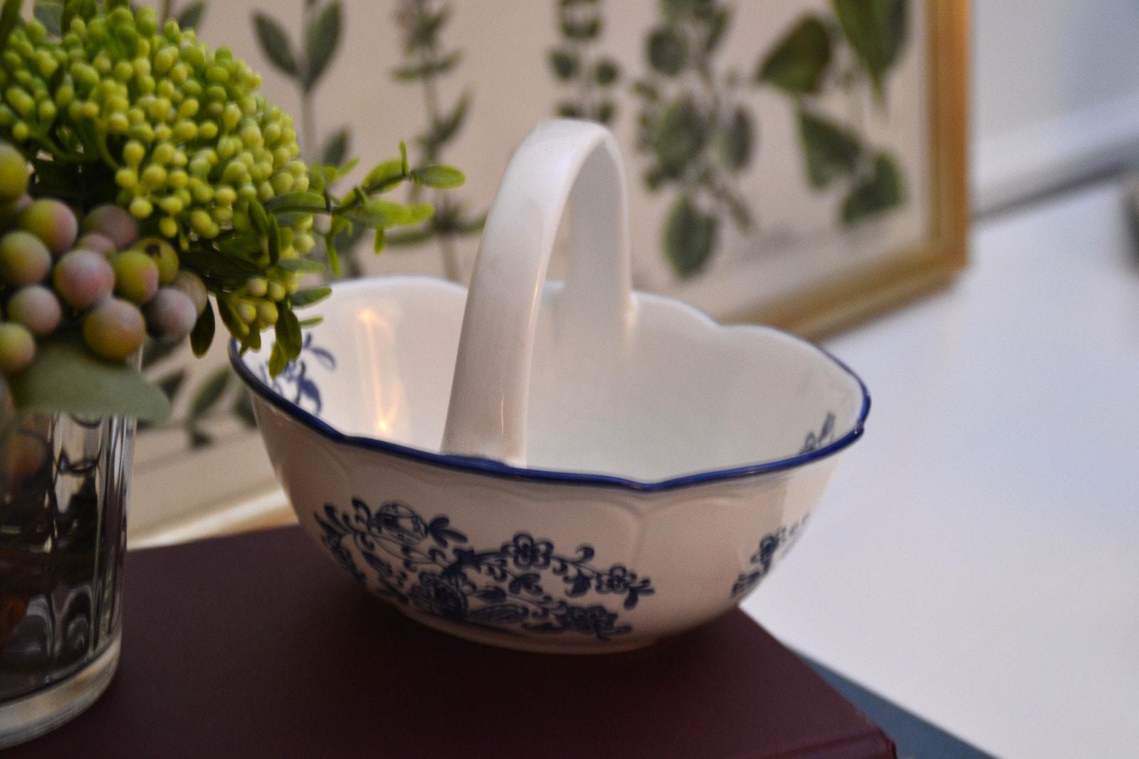 Small Blue and White Porcelain Basket – Japanese-Style Floral Decorative Handle Bowl