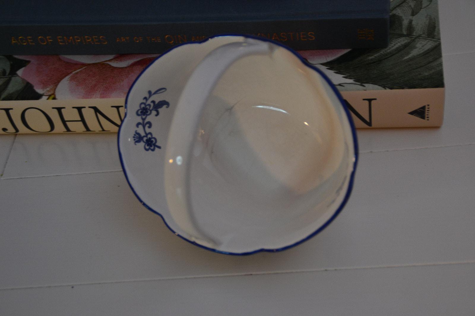 Small Blue and White Porcelain Basket – Japanese-Style Floral Decorative Handle Bowl