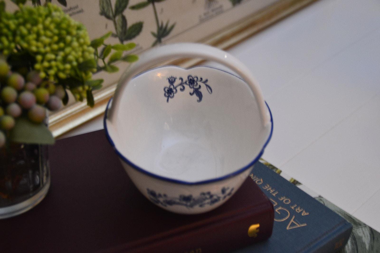 Small Blue and White Porcelain Basket – Japanese-Style Floral Decorative Handle Bowl