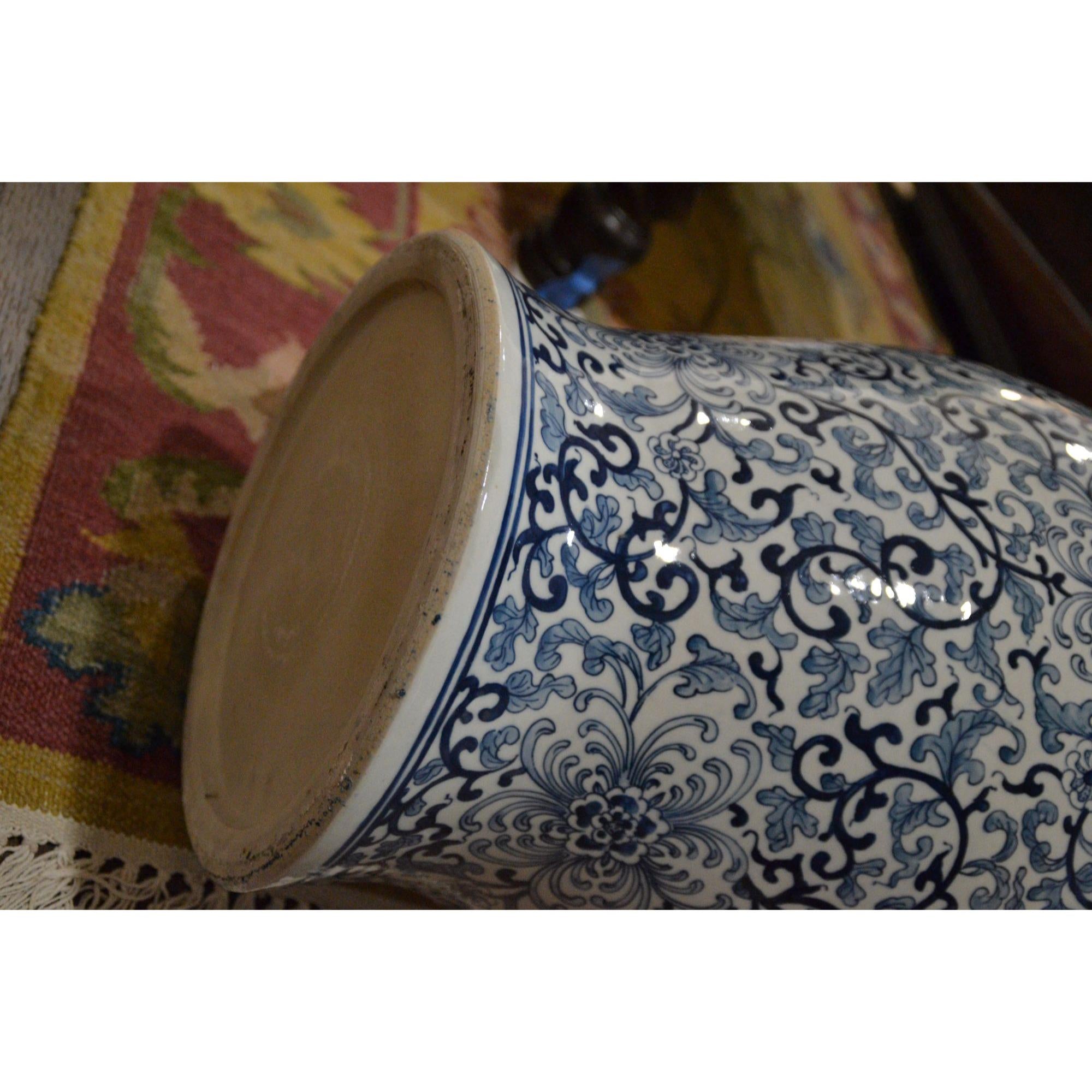 Large Chinoiserie Ceramic Asian temple jar : French Style Floral Decor