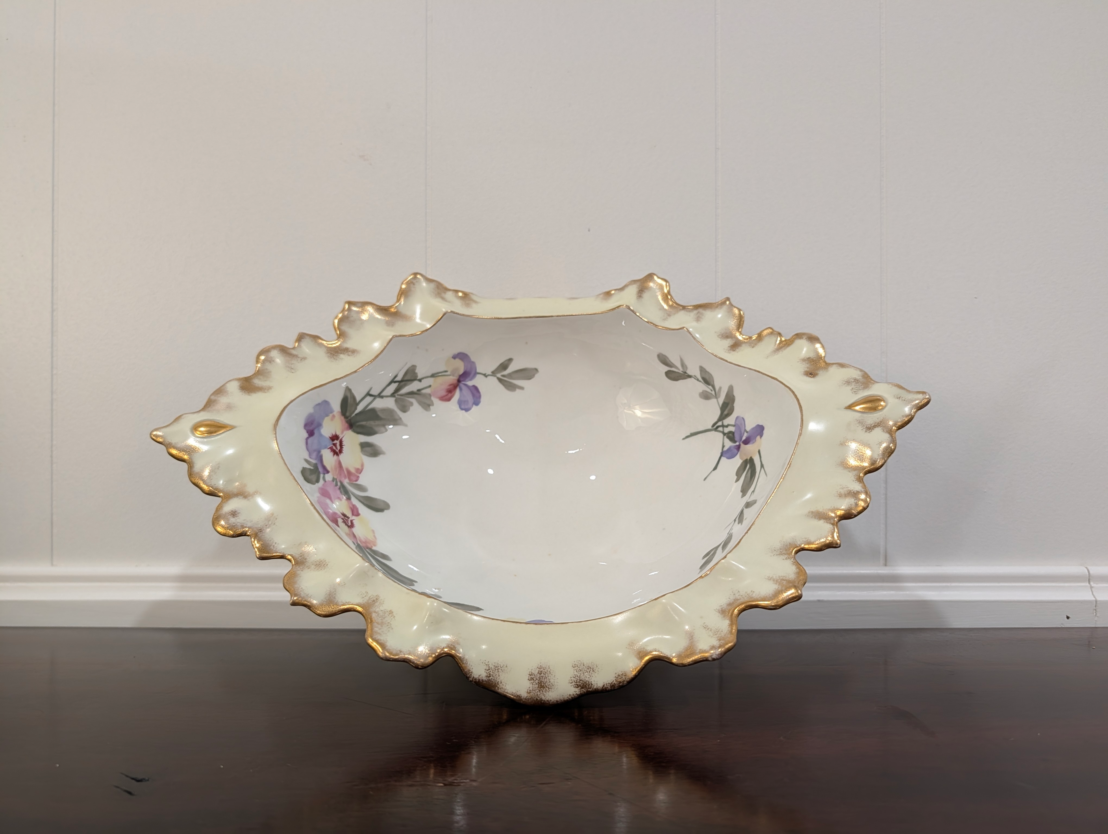 https://chairish-prod.freetls.fastly.net/image/product/master/f9bbcdc9-ad43-4ee9-988e-4f575d4d736b/vintage-hand-painted-hollywood-regency-porcelain-centerpiece-bowl-with-gilt-trim-and-floral-motif-2553