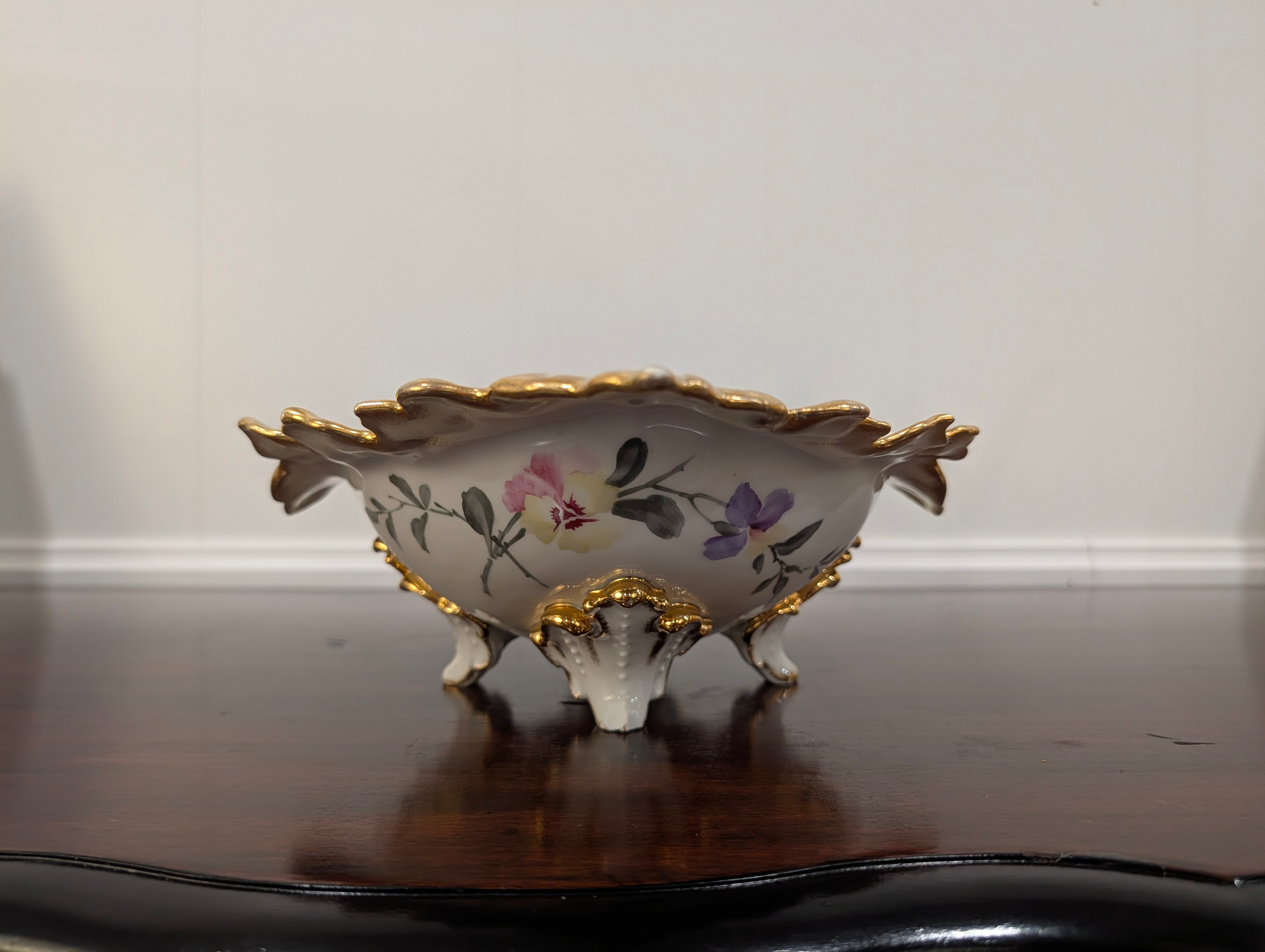 https://chairish-prod.freetls.fastly.net/image/product/master/1fcaadbf-b8a1-48fb-97be-bedc811fe9f9/vintage-hand-painted-hollywood-regency-porcelain-centerpiece-bowl-with-gilt-trim-and-floral-motif-3298