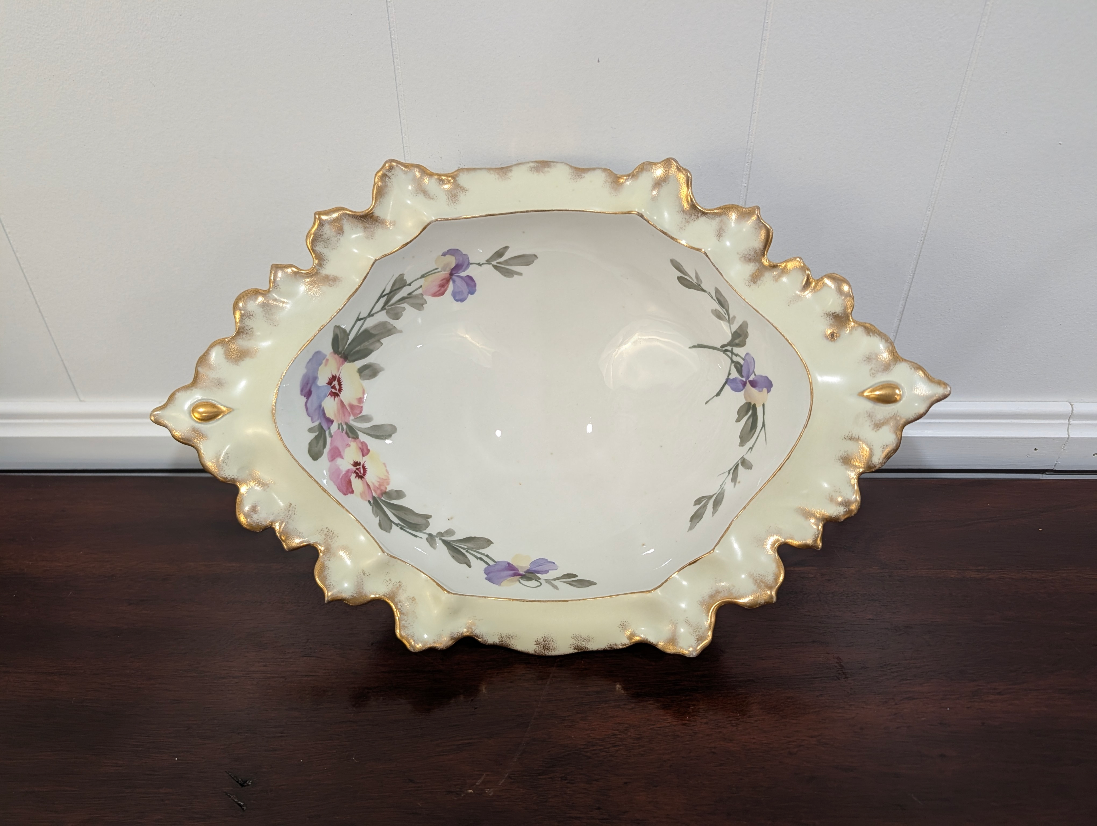 https://chairish-prod.freetls.fastly.net/image/product/master/06eedcdb-edf7-494b-9f94-3e5b76c326f8/vintage-hand-painted-hollywood-regency-porcelain-centerpiece-bowl-with-gilt-trim-and-floral-motif-6289